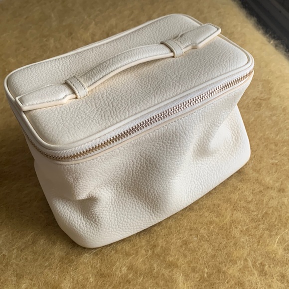 Leatherology cream colored small train case - Picture 1 of 4